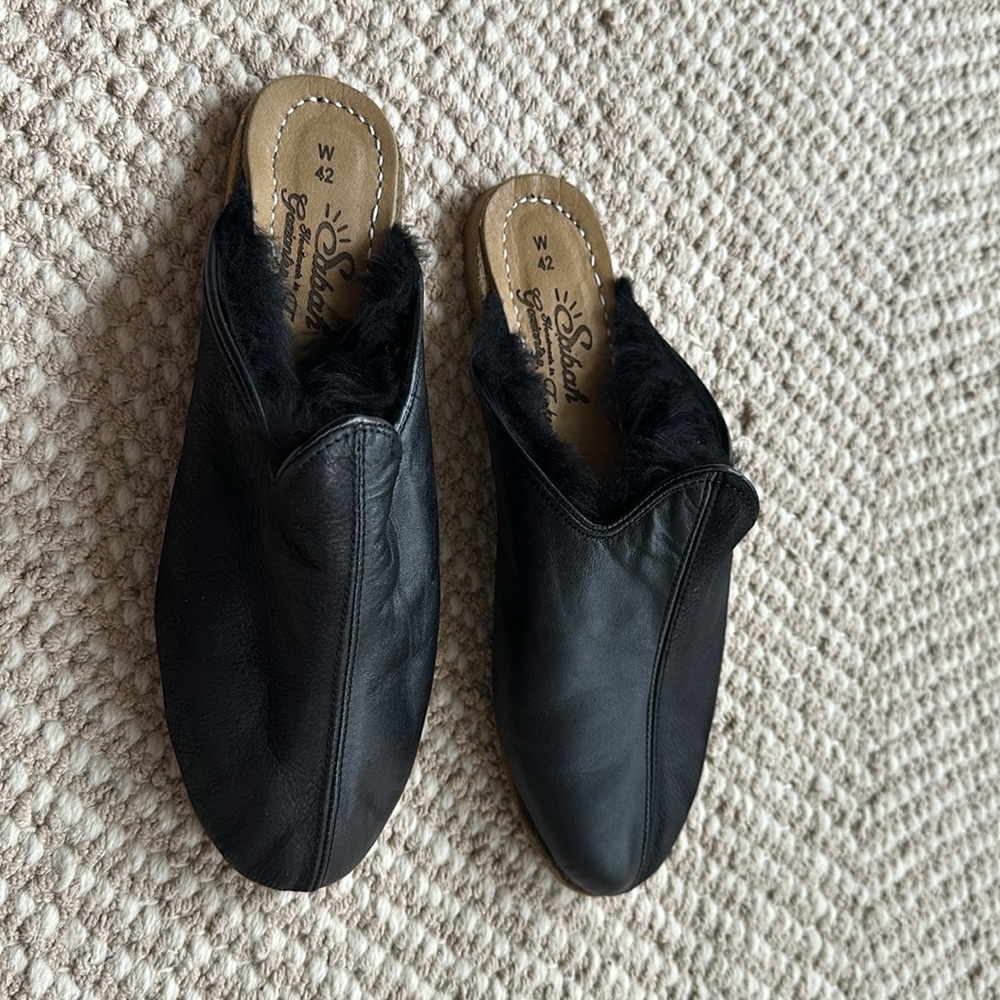 Never worn Sabah shearling baba slip on